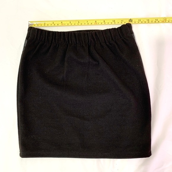 CUTE & SEXY Black Mini Skirt with Bow - Picture 4 of 5